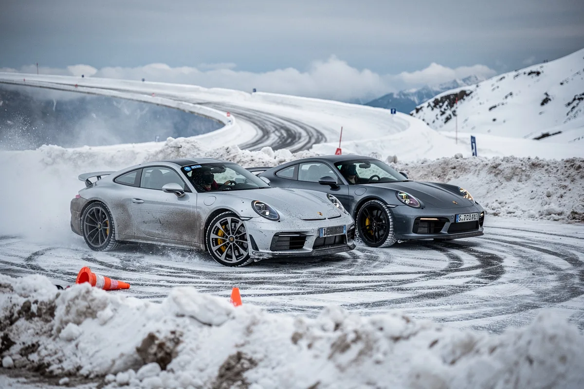 Porsche 911 Carrera 4 GTS vs Mercedes-AMG GT 63 4Matic+ sulla neve: quando il pattinaggio &egrave; ad alta velocit&agrave;