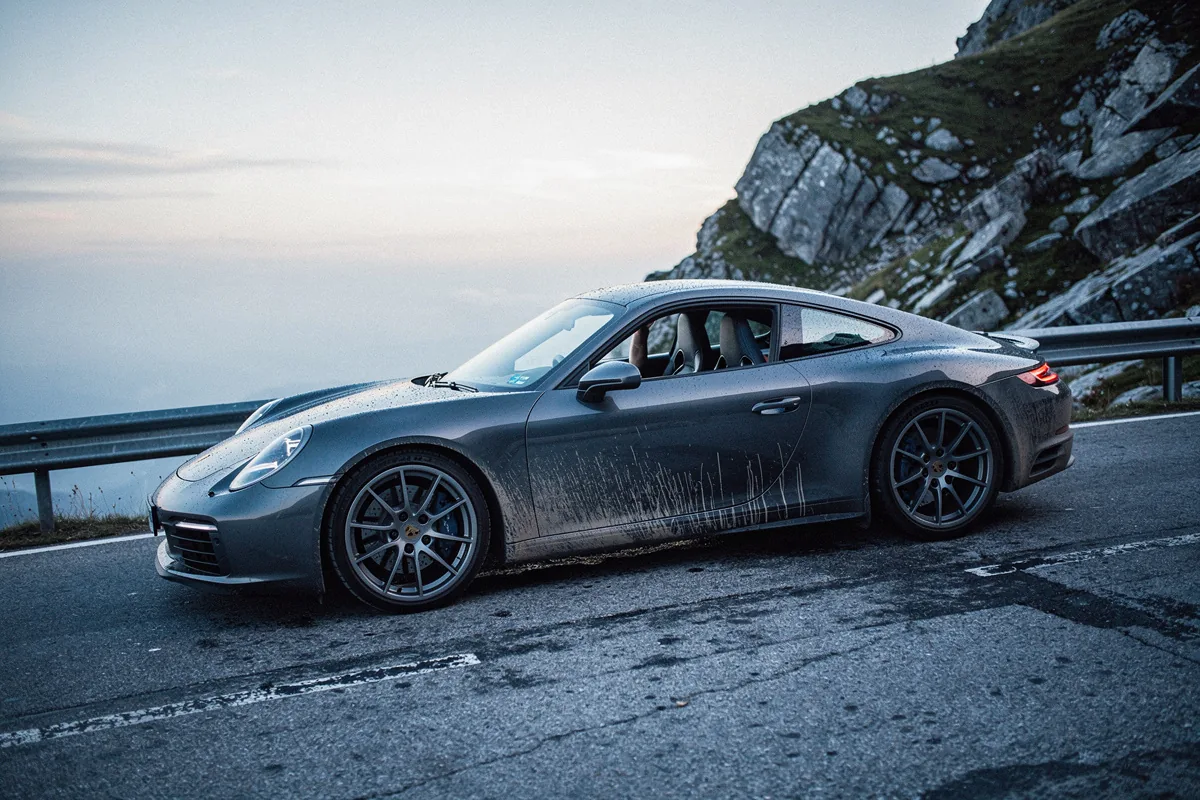 Ho già provato la Porsche 911 Carrera T: qui il “meno è più” ha davvero senso