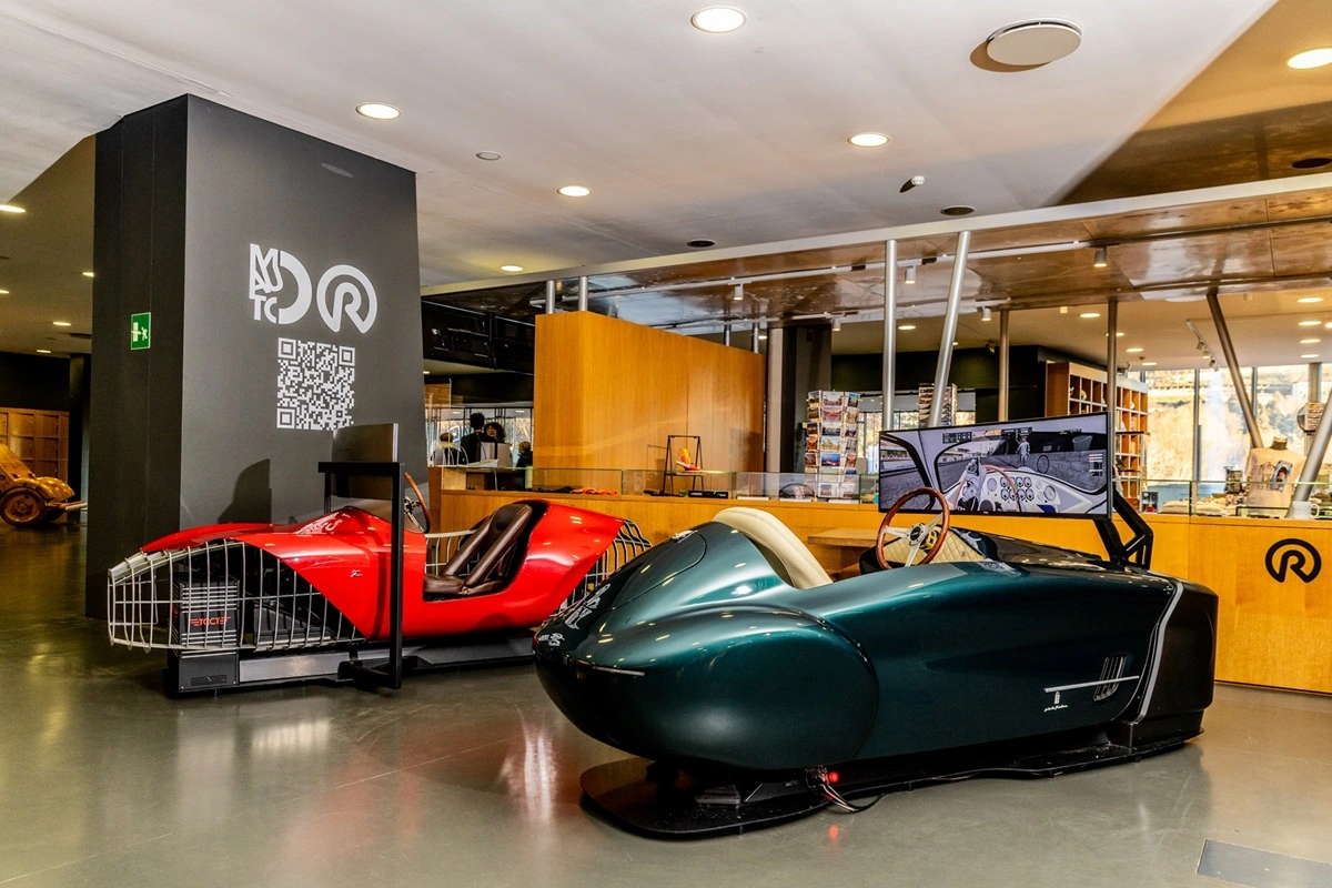 Area interattiva del Museo Nazionale dell'Automobile di Torino con postazioni di gioco virtuali per i visitatori.